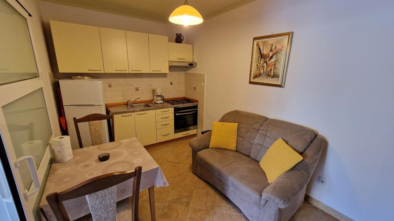 Haus Anica Apartment Rab Town Exterior foto